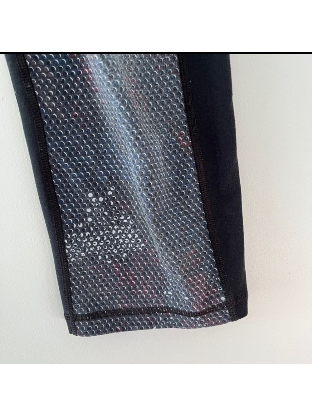 Under Armour Heat Gear Reptile Skin Print Capri Workout Exercise Leggings - Picture 7 of 8